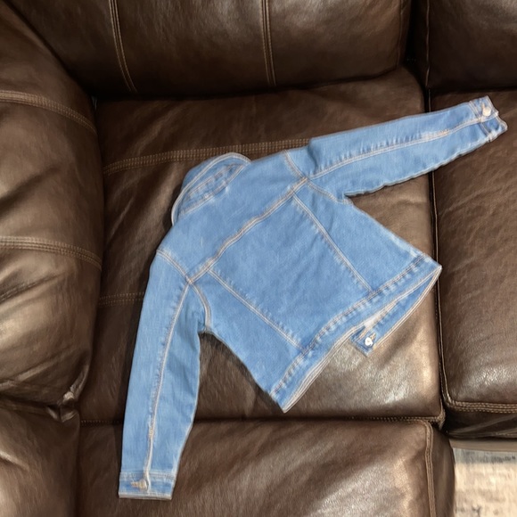 Toddler girls size 4T old navy button jean jacket. Excellent condition - Picture 2 of 7